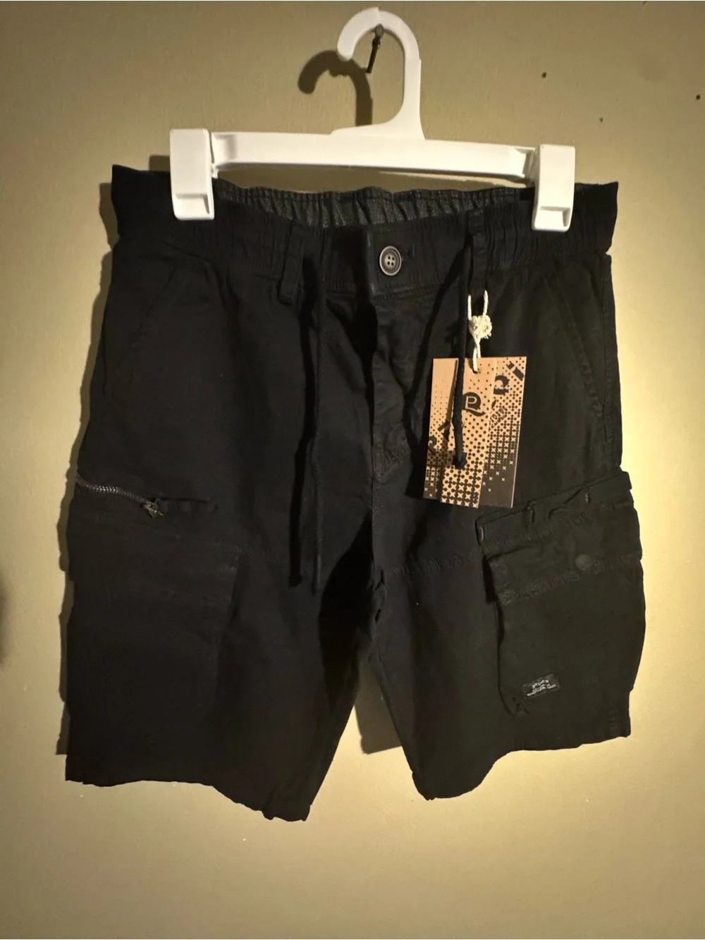 ZMYU-MEN Black Cargo Shorts with multiple pockets, Men’s Size 32. New with tags.